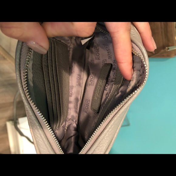 Michael kors crossbody - Picture 3 of 3